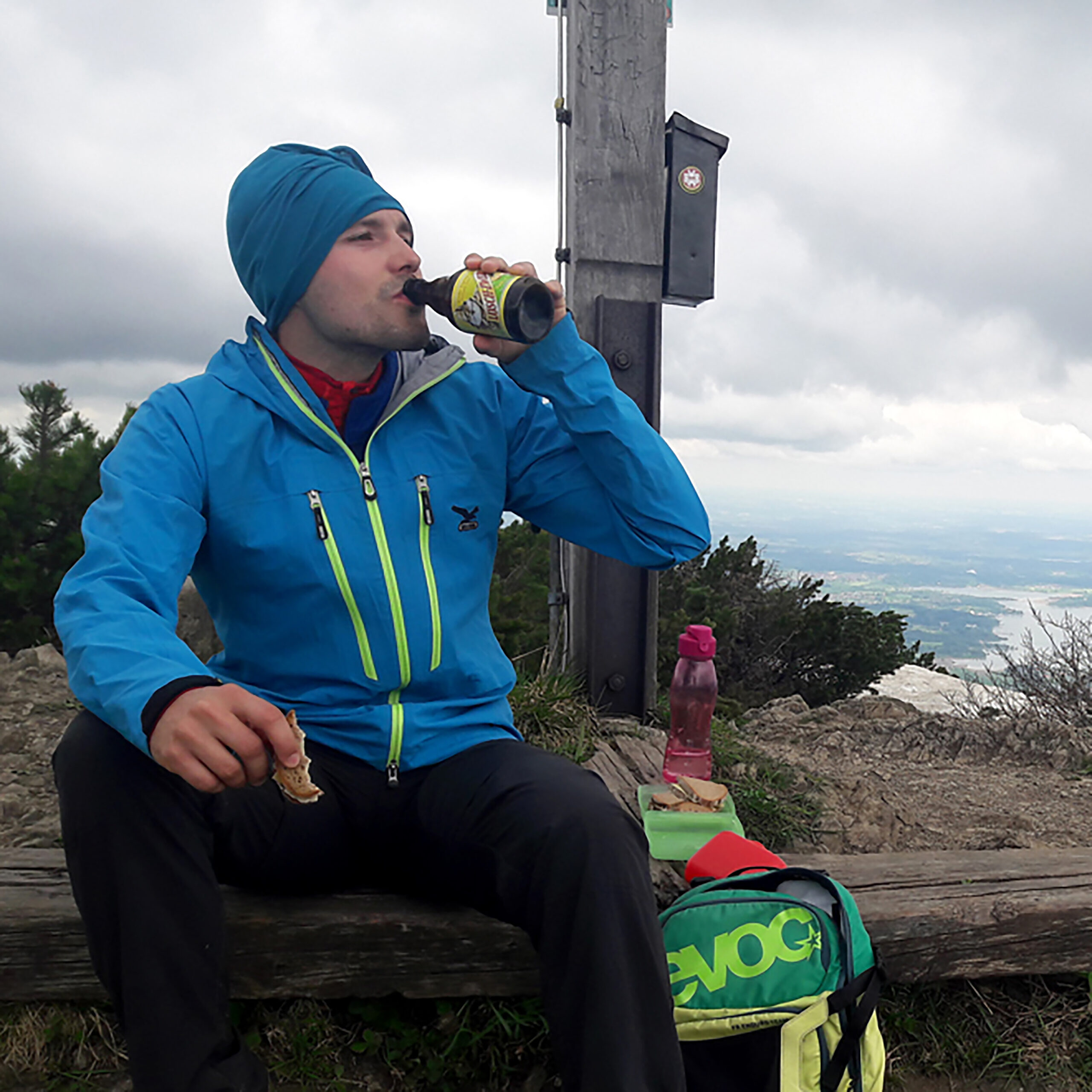 Kleine Pause am Gipfelkreuz auf der Hochplatte