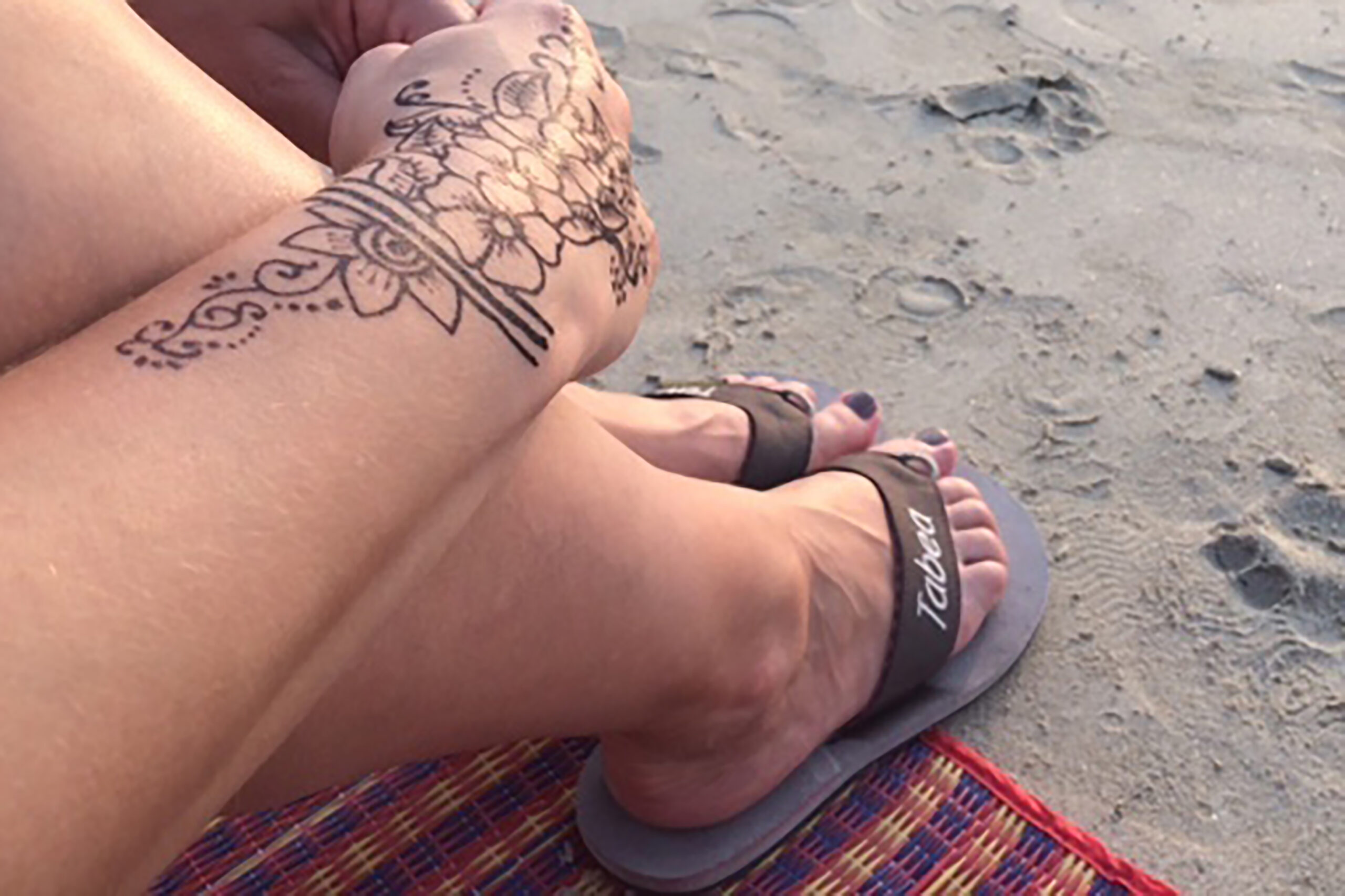 Tabea in ihren individuellen Zehentrenner mit Bestickung