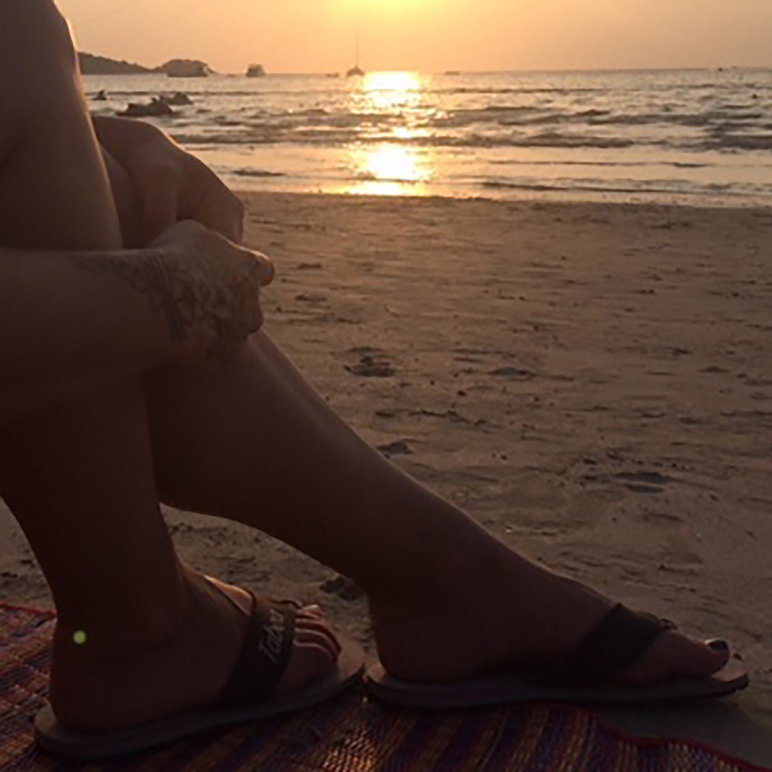 Tabea in ihren individuellen Zehentrenner bei Sonnenuntergang