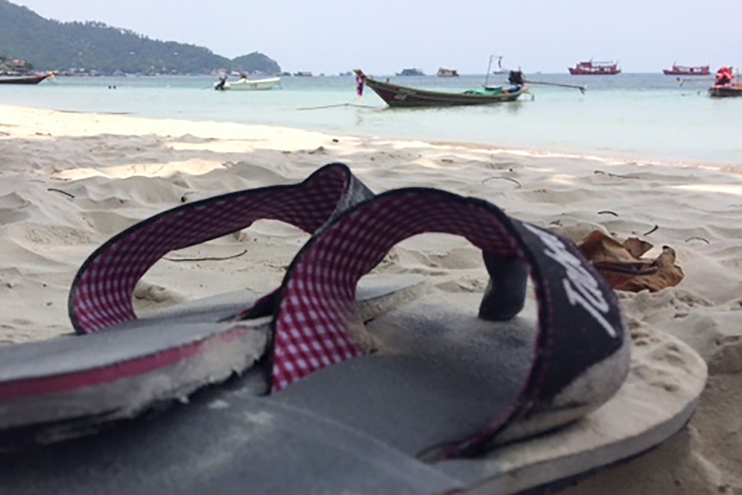 Tabeas individuellen Zehentrenner am Strand