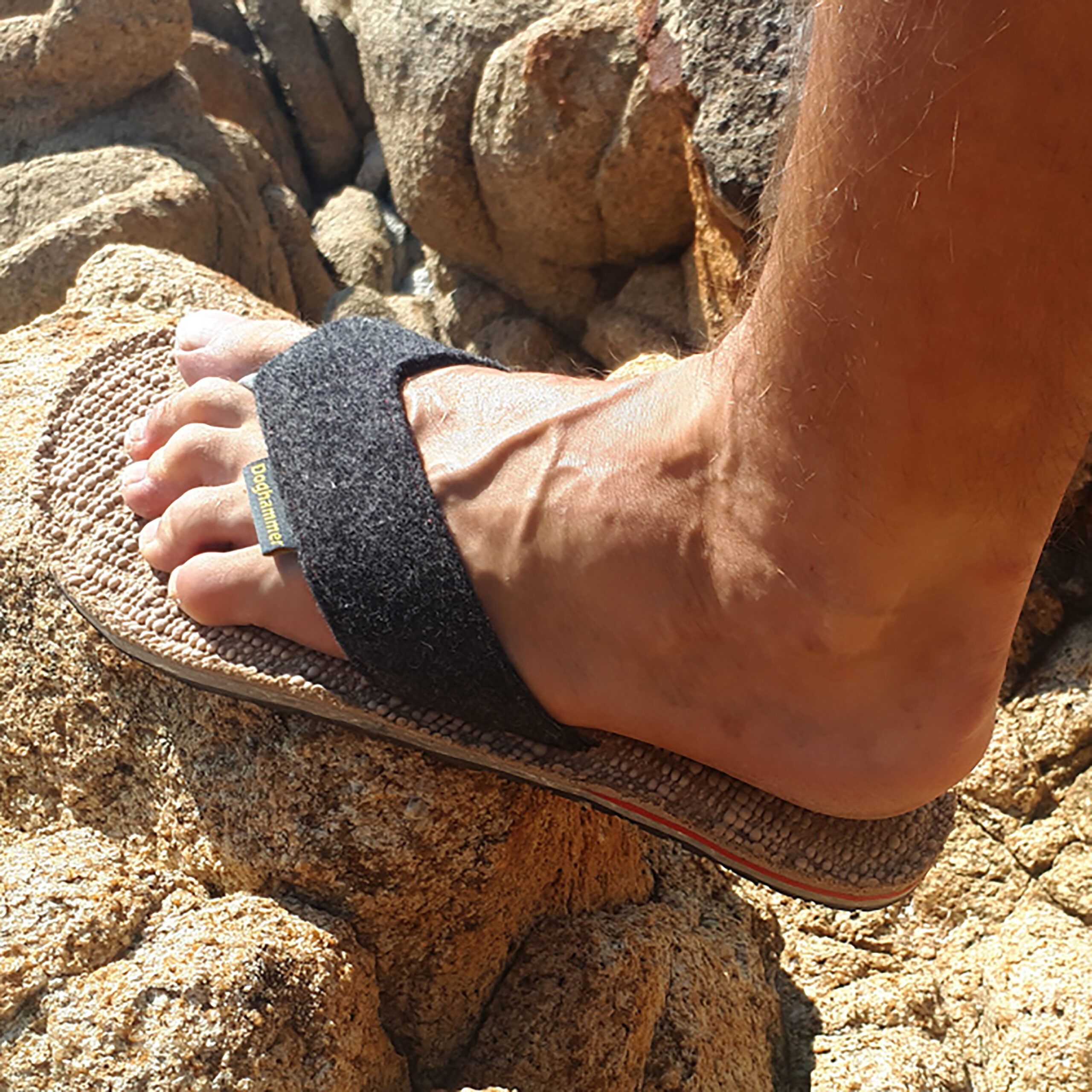 David trägt einen individuellen Zehentrenner von Doghammer