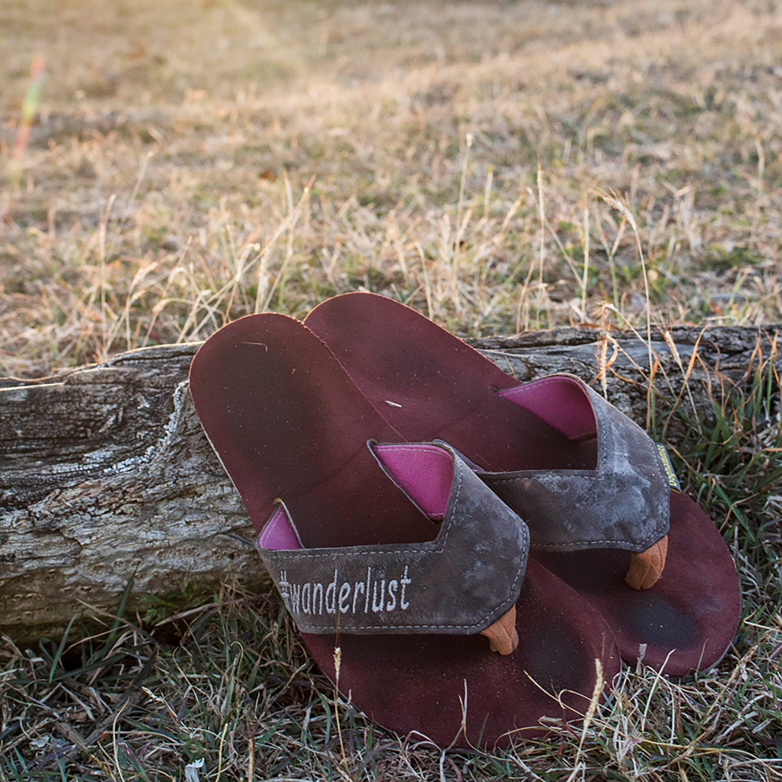 impressionen1 Individueller Doghammer Zehentrenner mit dem Wort "Wanderlust" als Bestickung