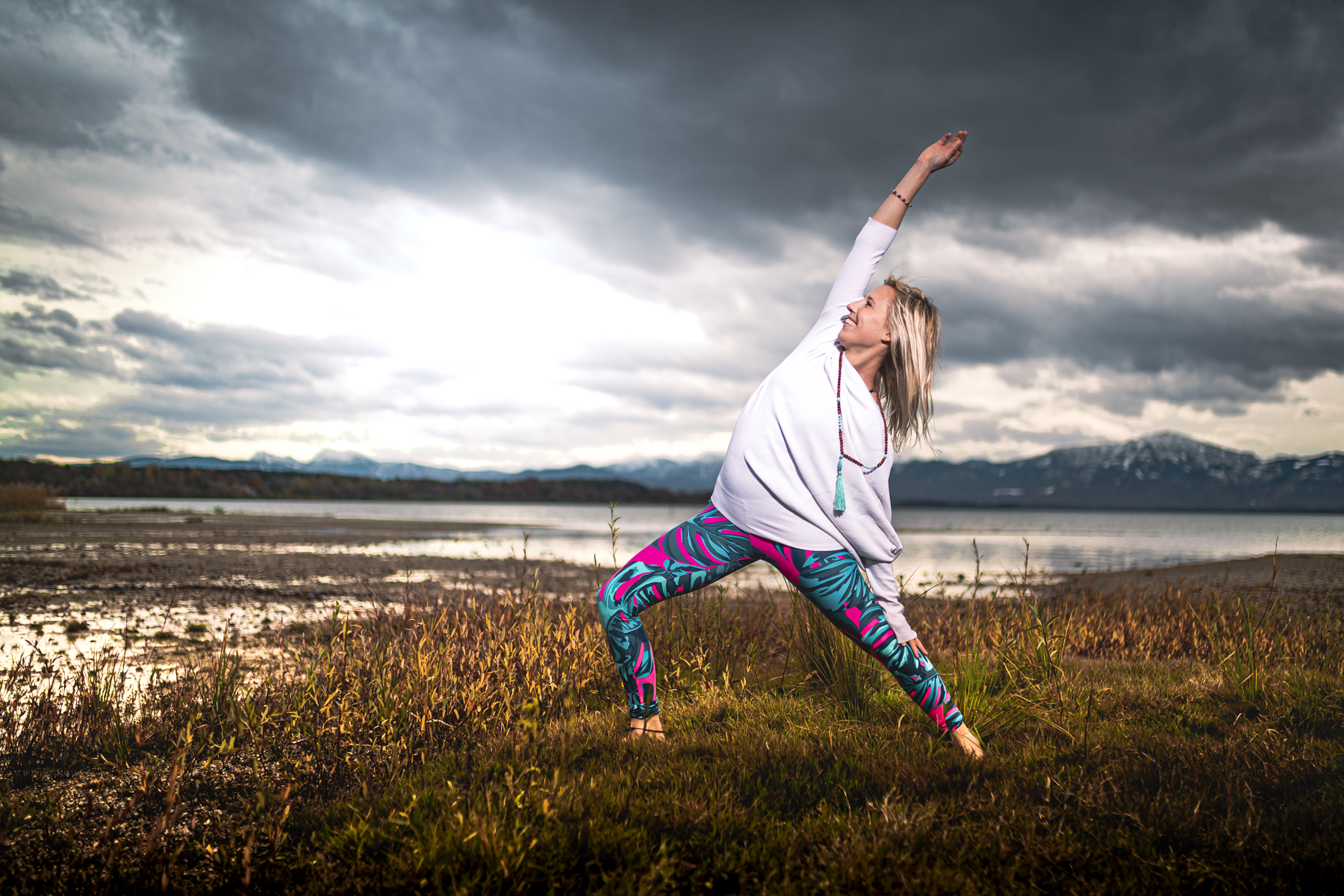 Nadine Stippler Outdoor Nadine Stippler macht Yoga vor Bergkulisse