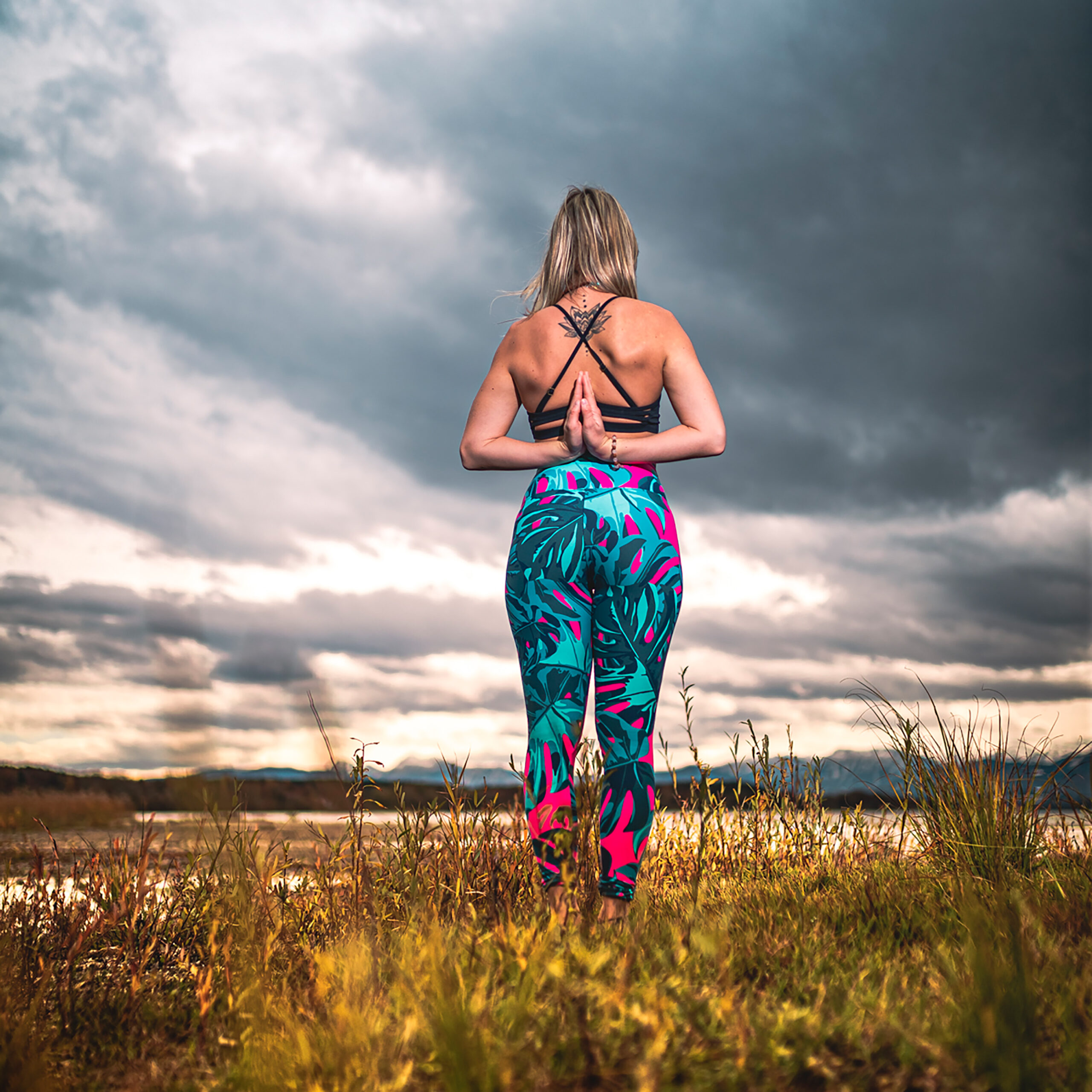 Nadine Stippler Outdoor Nadine Stippler macht eine Yogaübung die ihr beim Klettern hilft