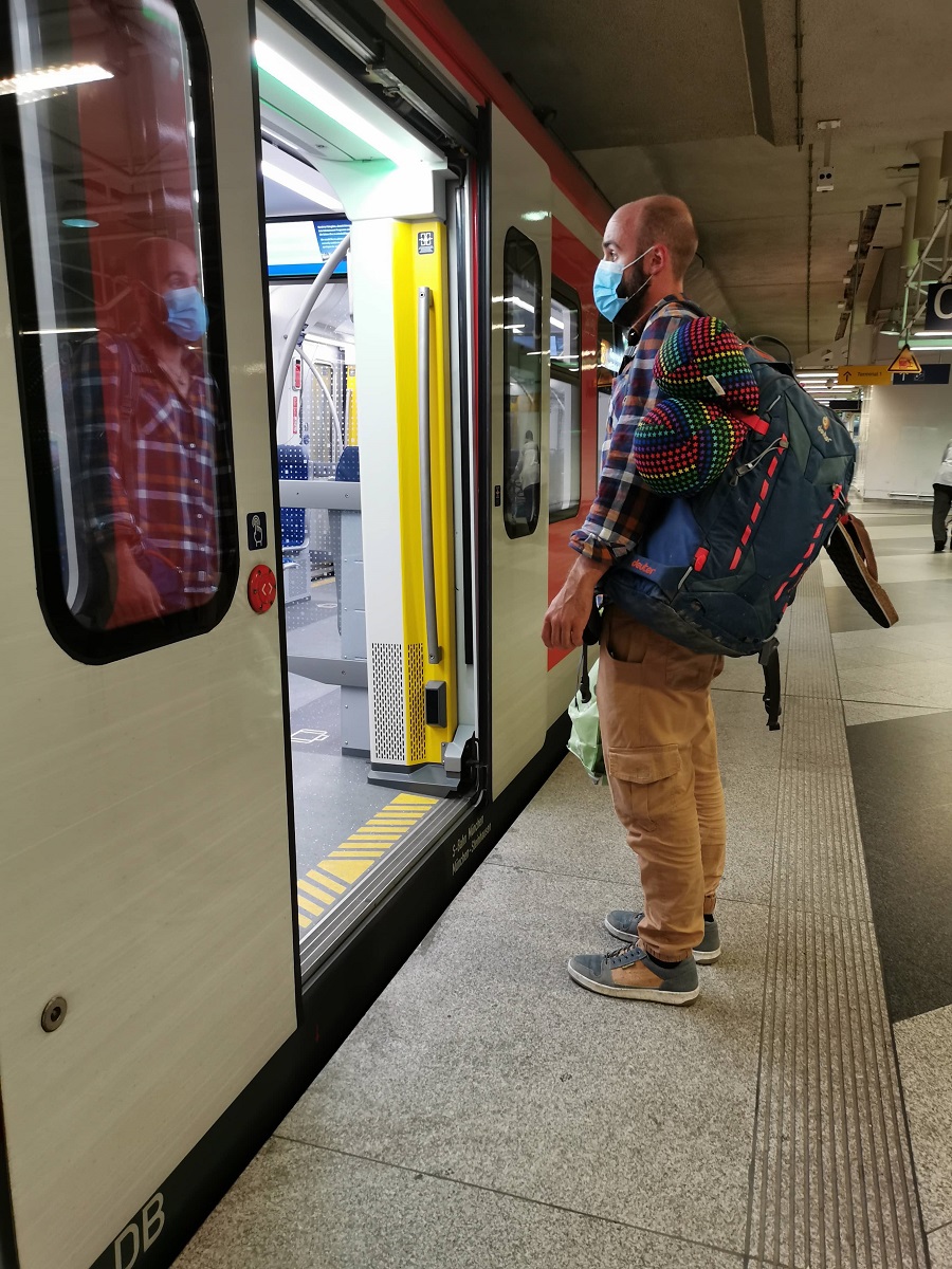 Matthias steigt in den Zug zum Flugzeug nach Porto