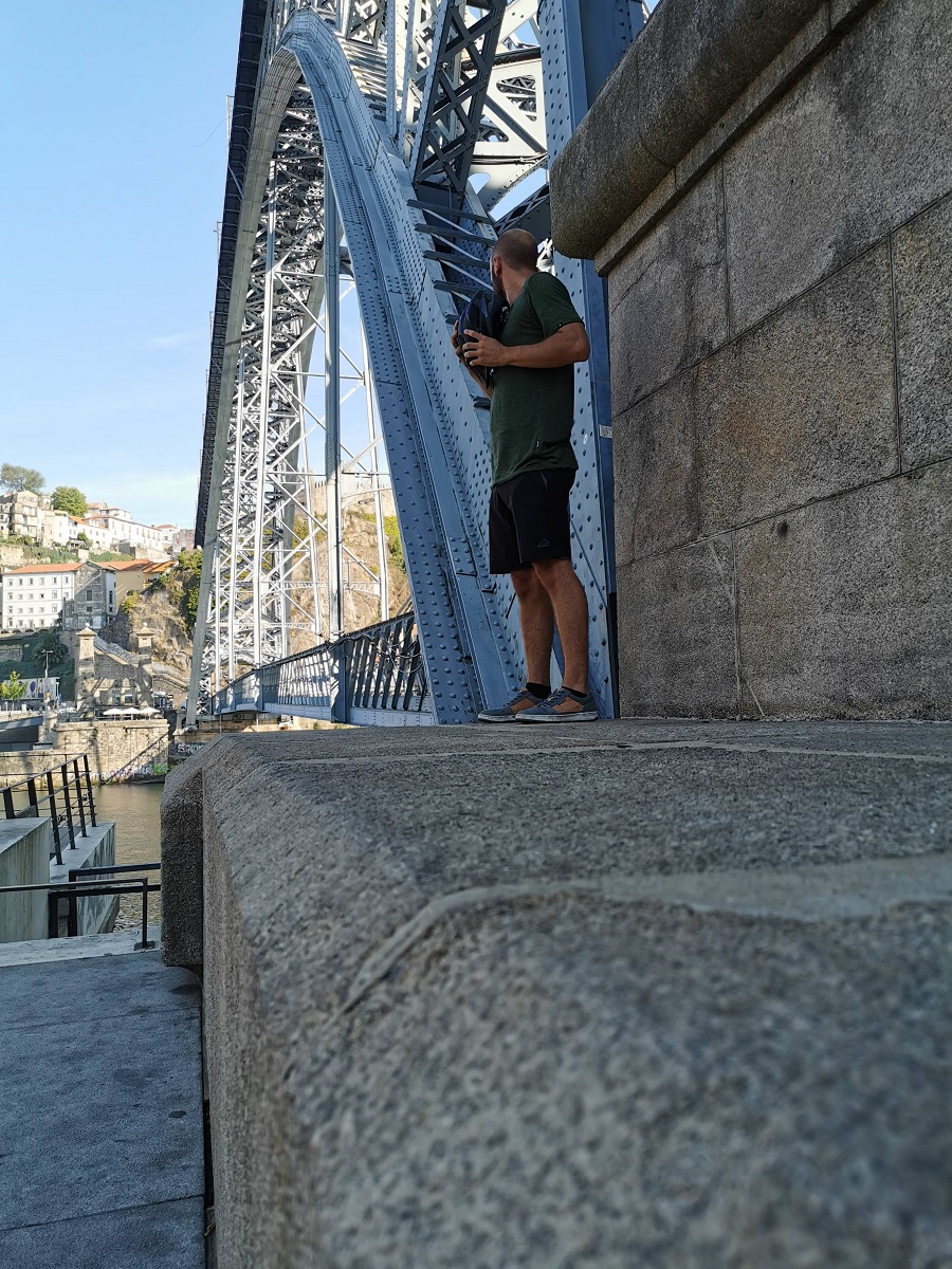 Eisenbrücke und Matthias Matthias auf einer Brücke bei der Radtour