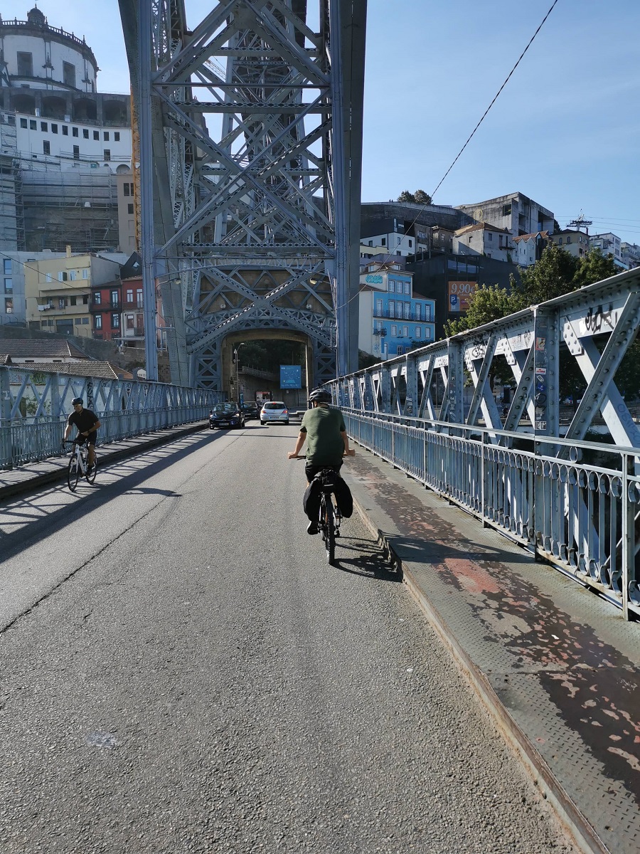 Eisenbrücke Radtour Porto: Matthias radelt über eine Brücke