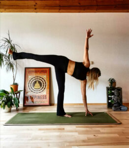 Halbmond Asana Yoga Tamara Lohr