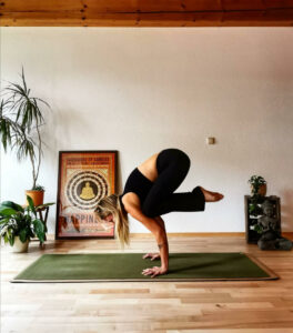 Tamara Lohr Yoga Asana Krähe