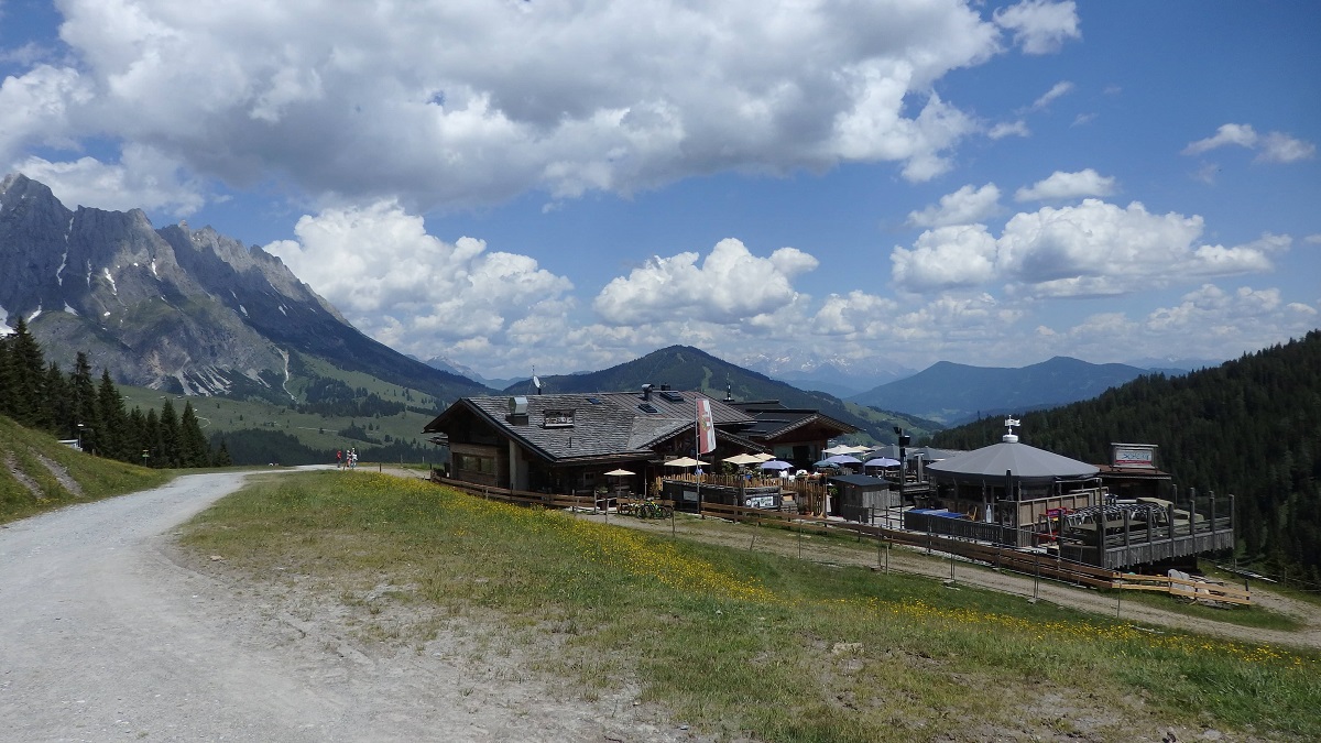 Gasthof Pesbichl: Wegpunkt auf der 1. Etappe des Salzburger Almenwegs