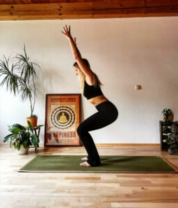 Tamara Lohr Stuhlposition Yoga