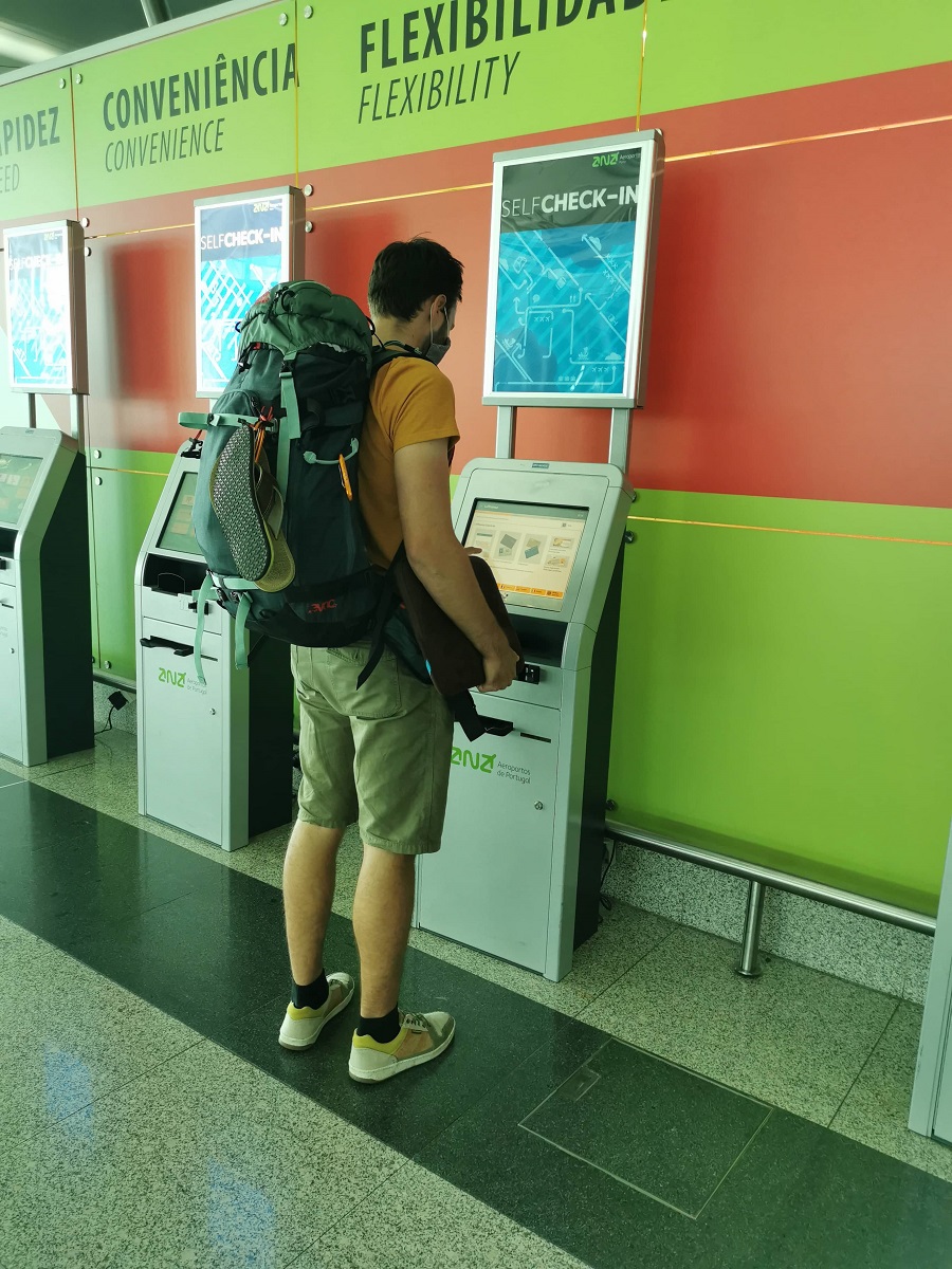 Mila bei der Umbuchung des Flug nach Porto