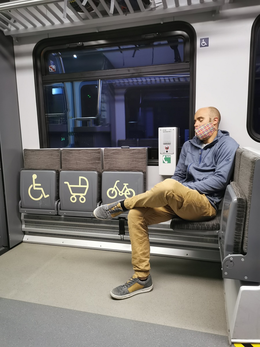 Matthias in der S-Bahn zum Flugzeug nach Porto