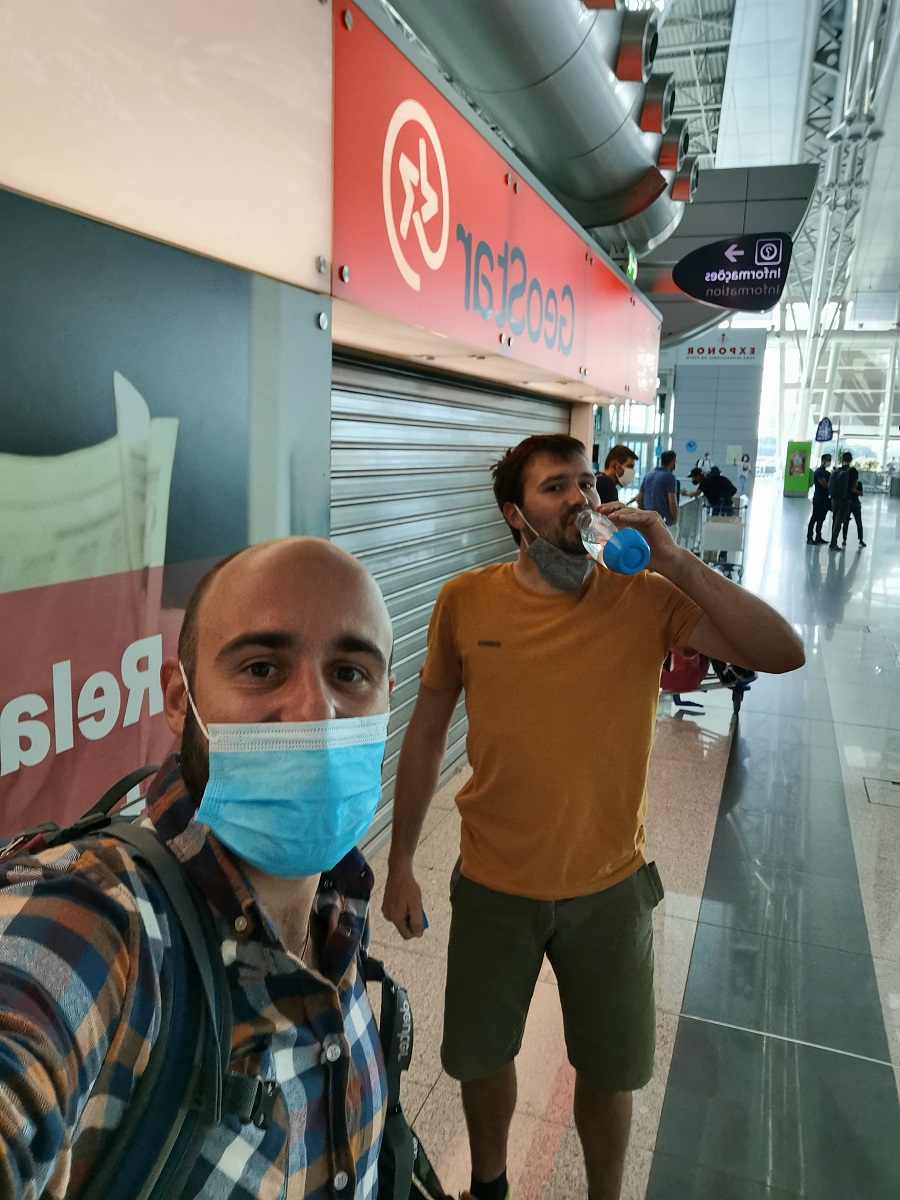 Mila und Matthias beim Warten auf den Flug nach Porto