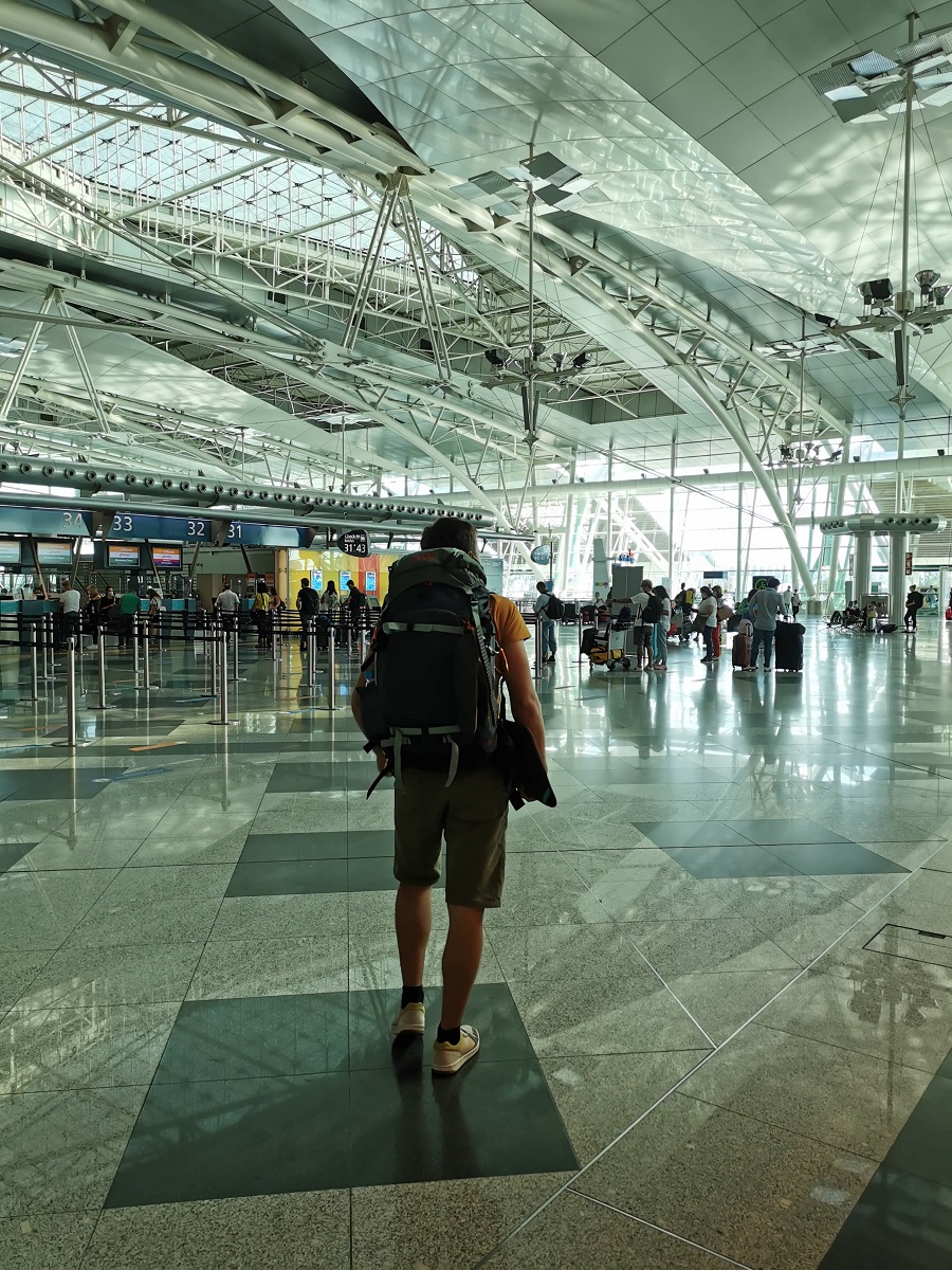 Maximilian auf dem Weg zum Flug nach Porto