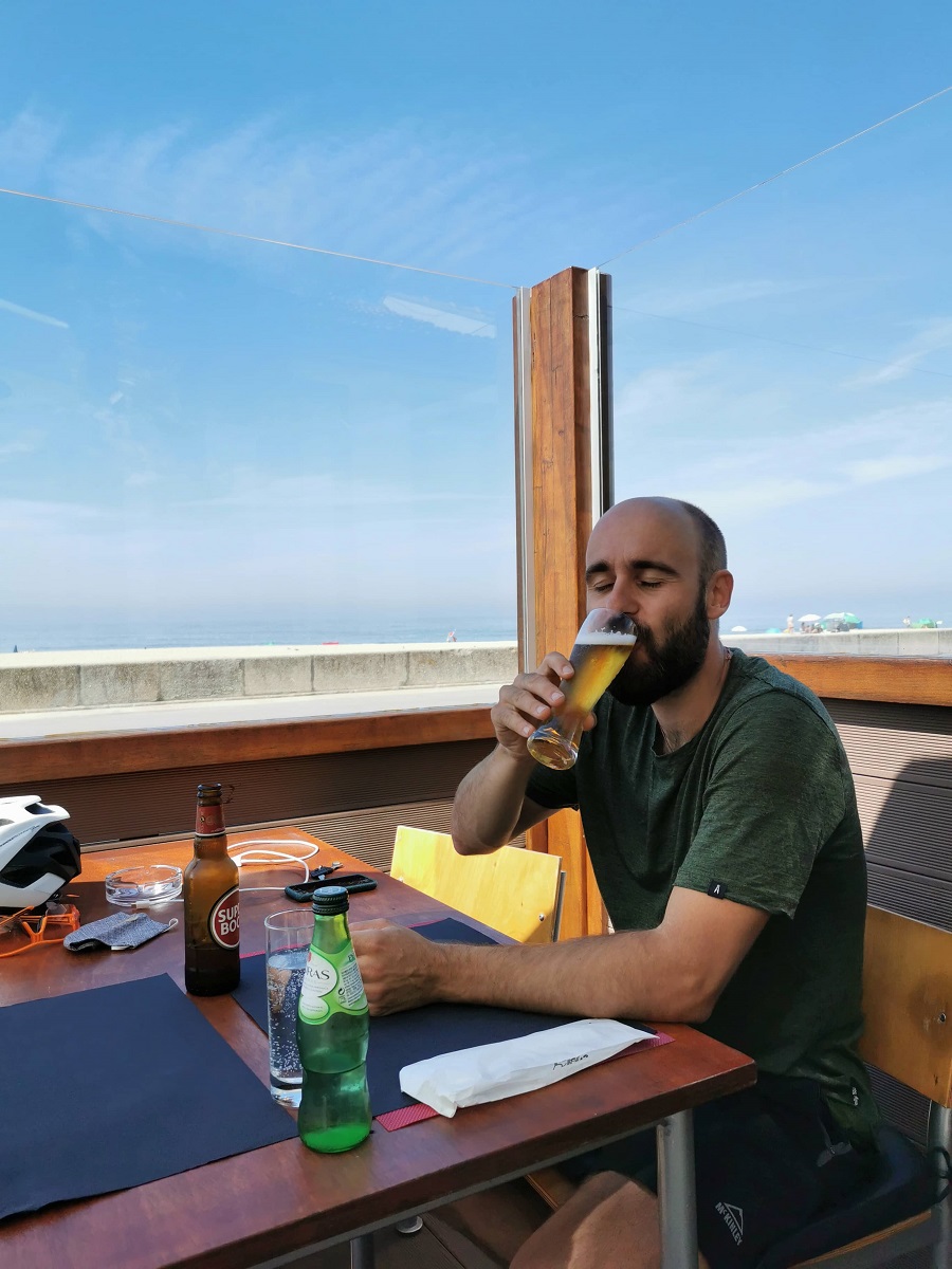 matthias mittag Matthias an der Küste Portos mit Bier
