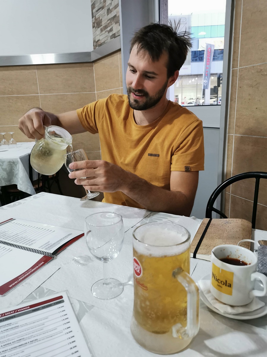mila beim einschenken Mila mit Wein nach der Radtour in Porto