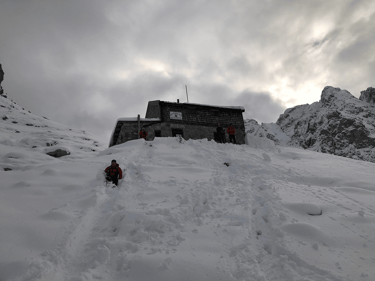 Blick auf die Fritz Pflaum Hütte auf der Hütten Übernachtung