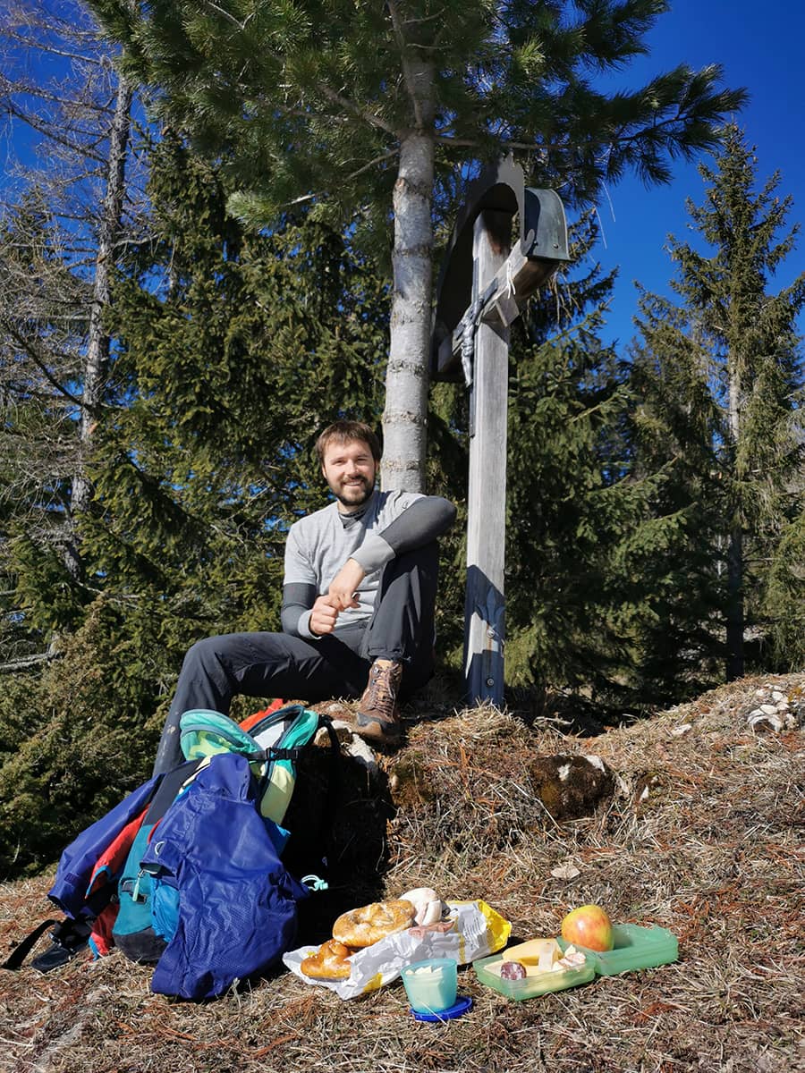 Brotzeit am Gipfelkreuz bei der Stoibenmöseralm