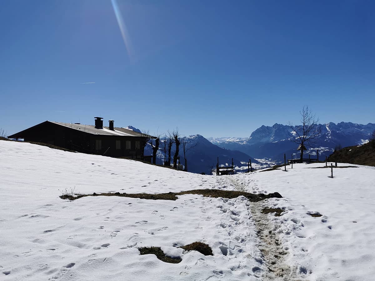 Ausblick auf die Taubenseehütte mit Schnee