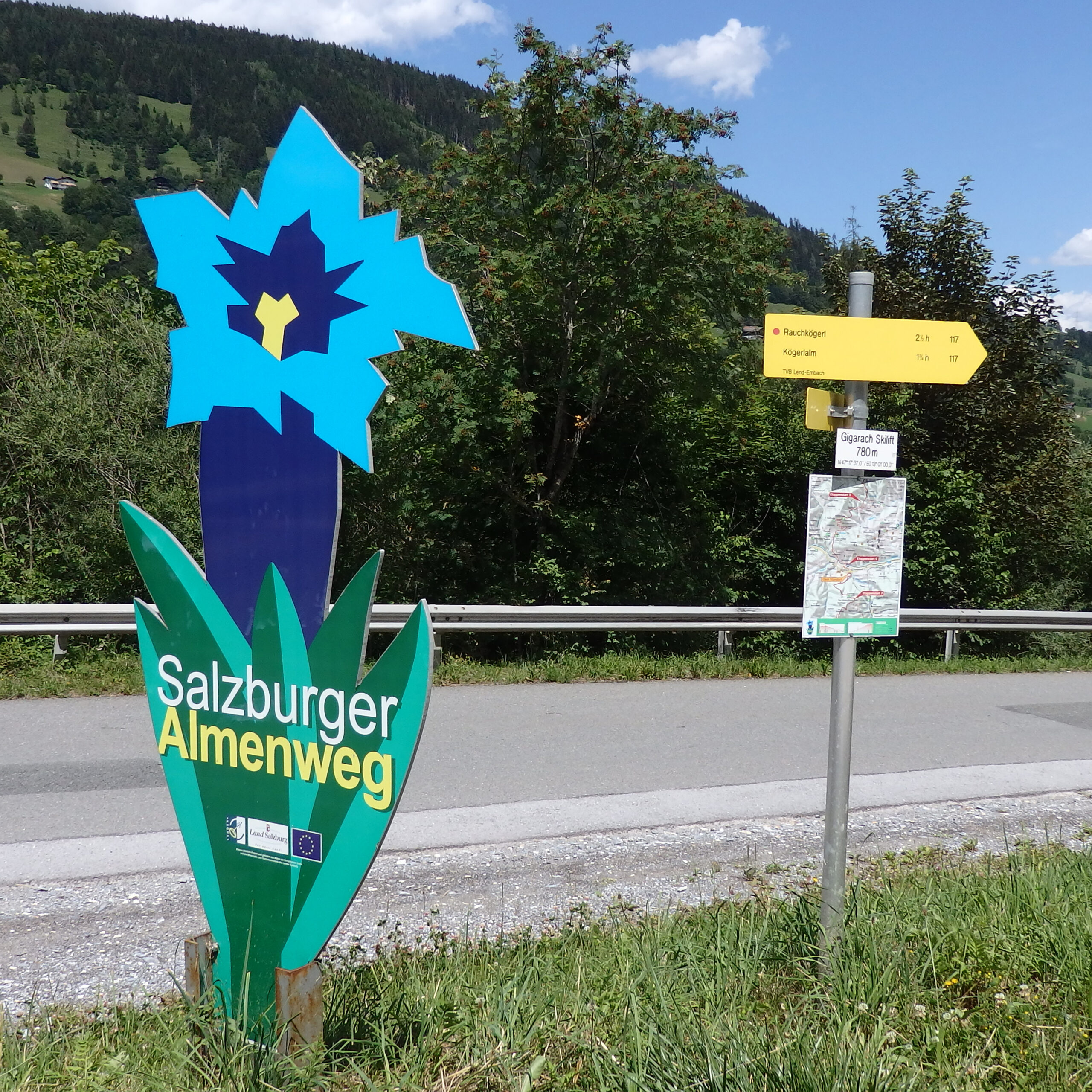 Wegweiser des Salzburger Almenwegs in Form einer Blume