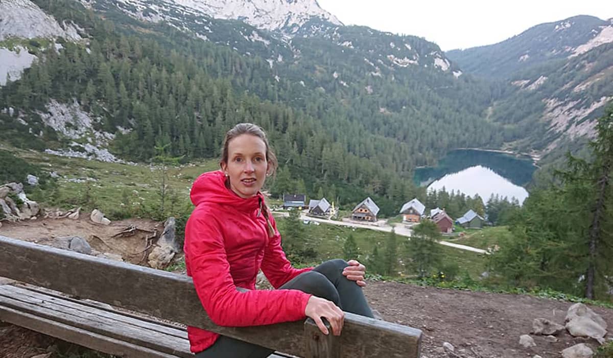 Hüttenwirtin auf der Bank mit Ausblick auf den Steirersee Hüttenwirtin auf der Bank mit Ausblick auf den Steirersee