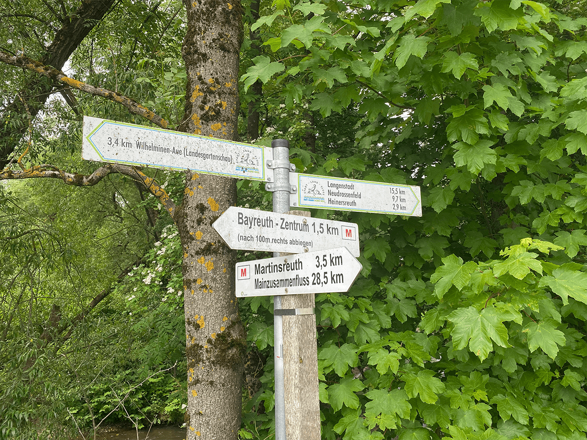 Beschilderung des Spaziergangs am Main