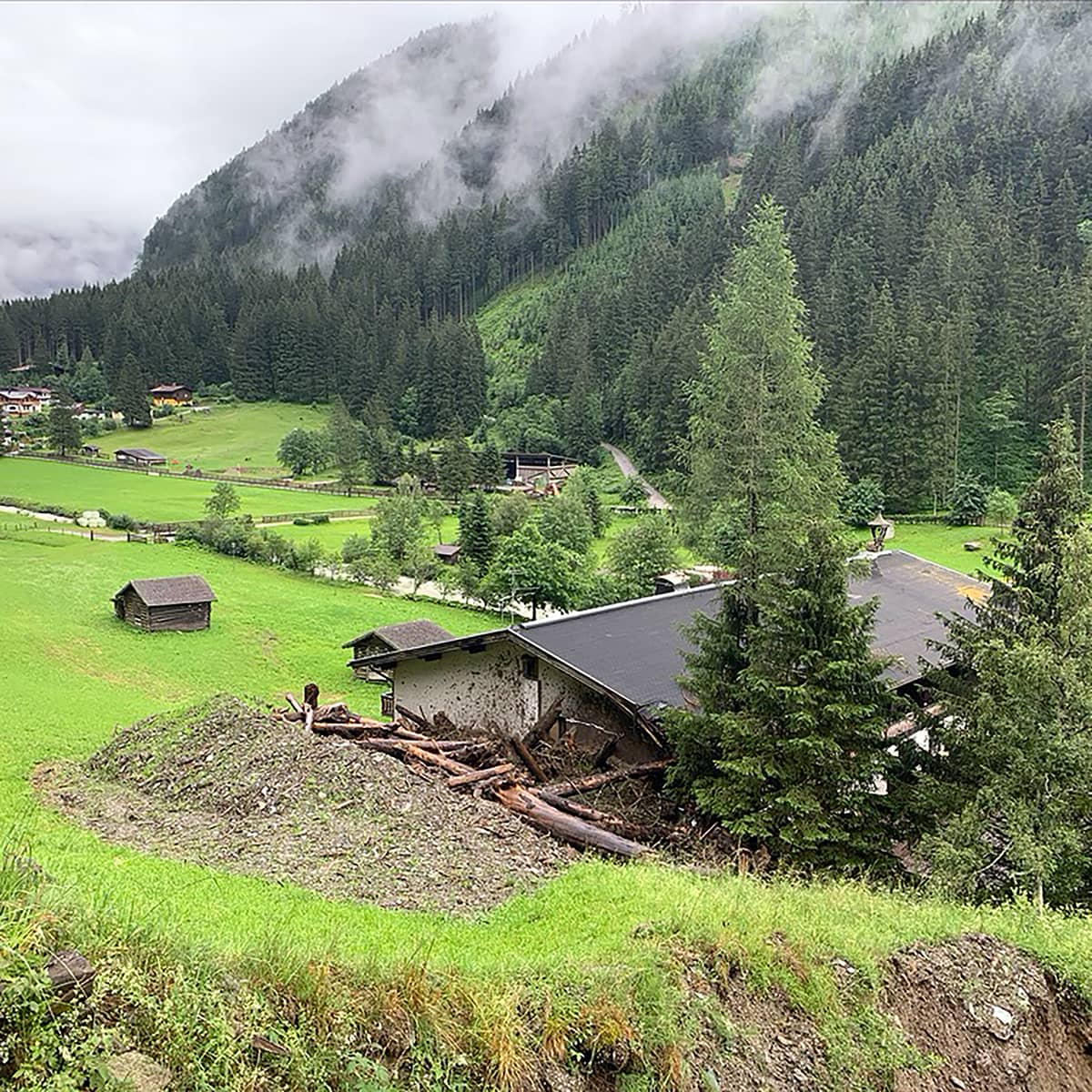 Ausblick über eine Hütte auf dem Almenweg