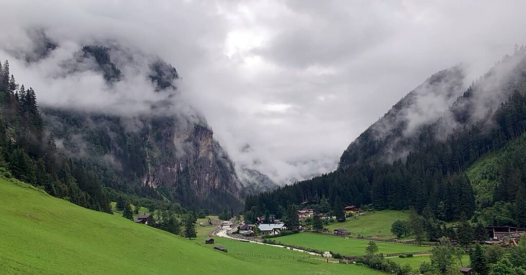 Blick auf dem Almenweg: Bad Gastein mit Wolken