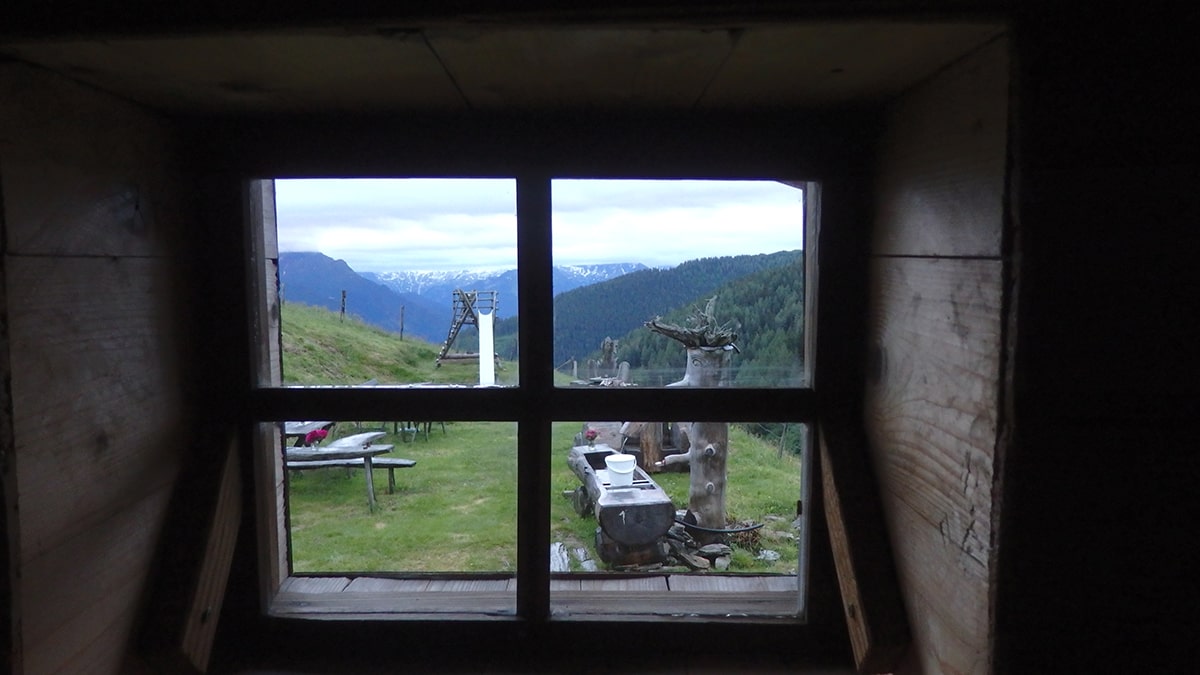 Blick aus dem Fenster der Präualm auf der Almenwanderung