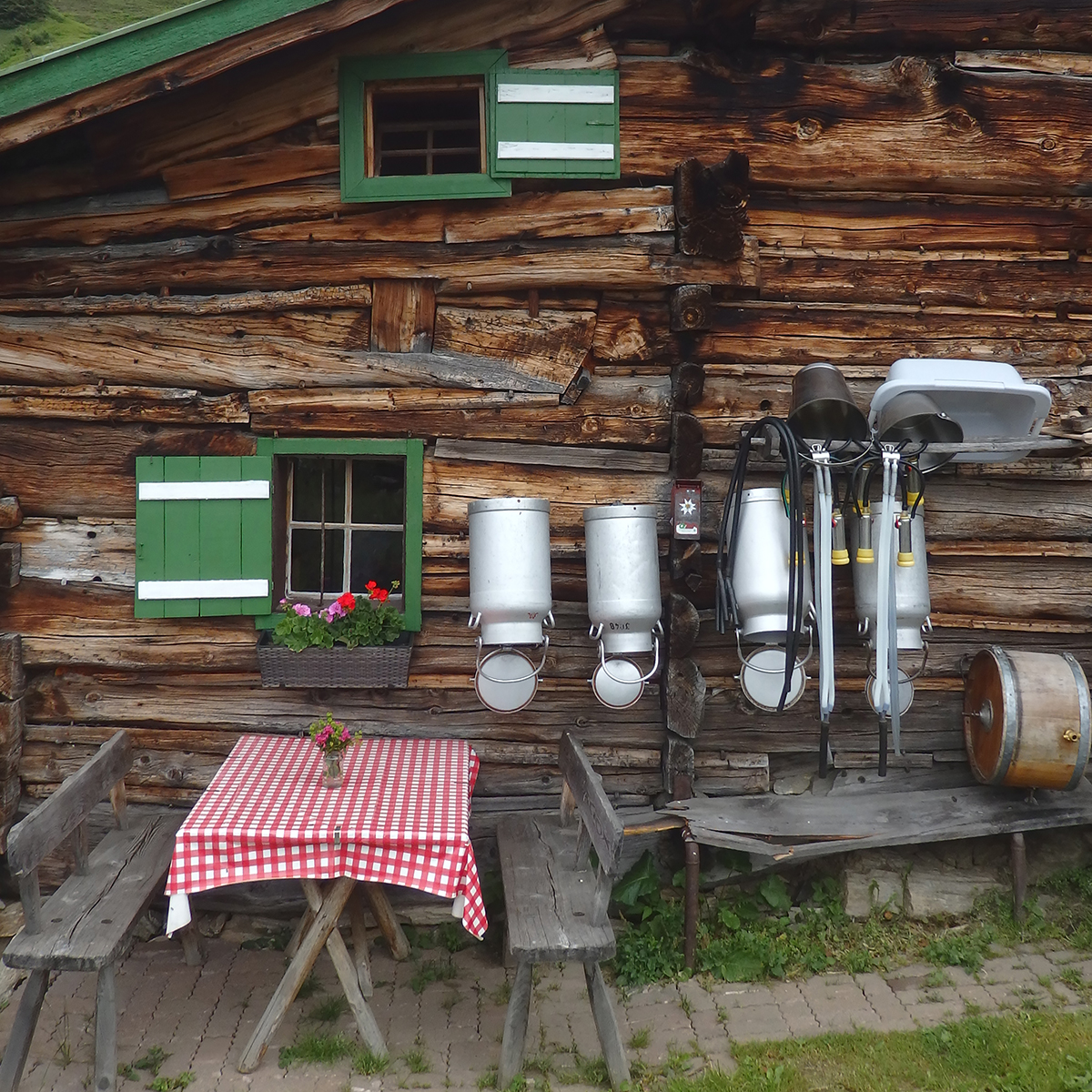 Tisch vor der biberalm