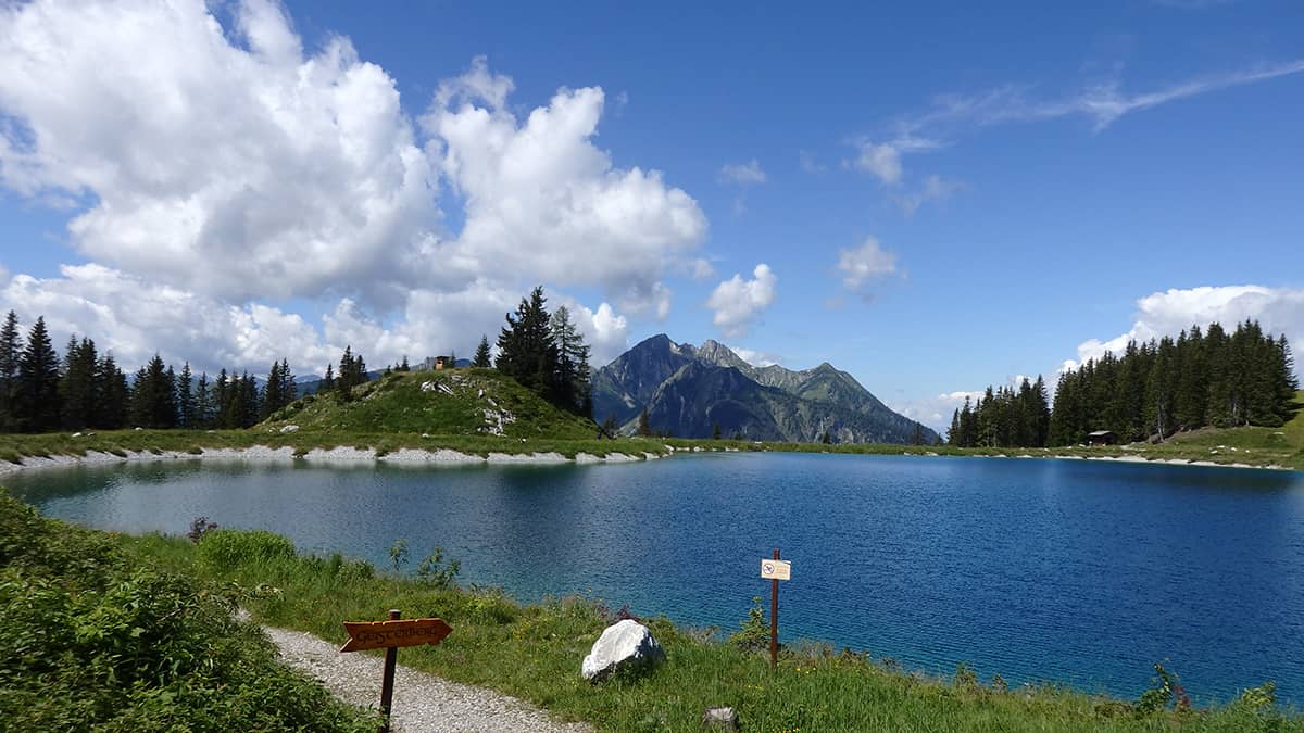 Das Speicherbecken Gsteng auf dem Weg zum Hotel Hahnbaum