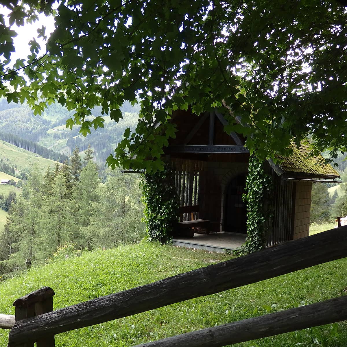 Kapelle auf einer Anhöhe nähe Dientalm
