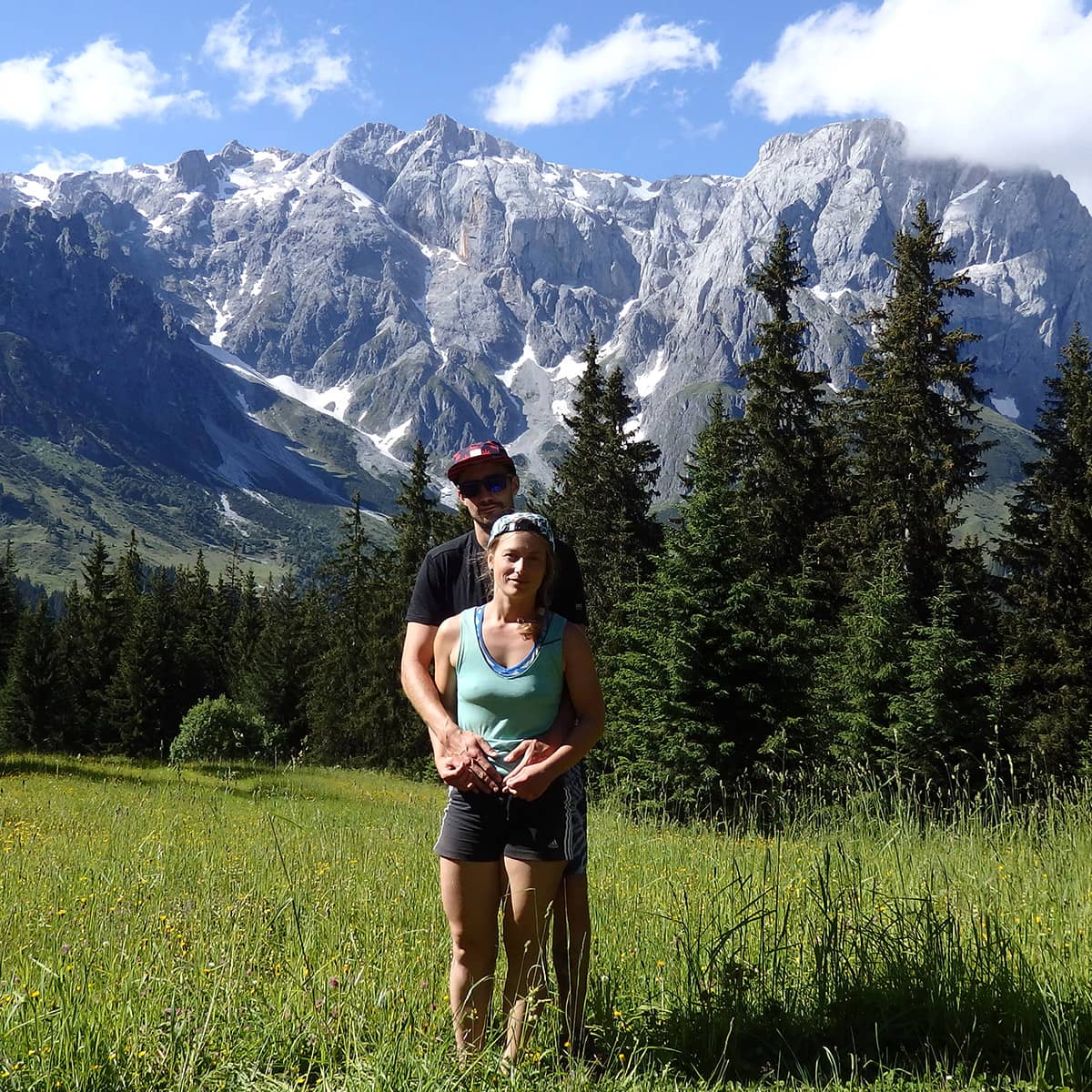 Lind Saloma und ihr Freund glücklich aber geschafft von der mehrtätigen Wandertour durch die Salzburger Alpen