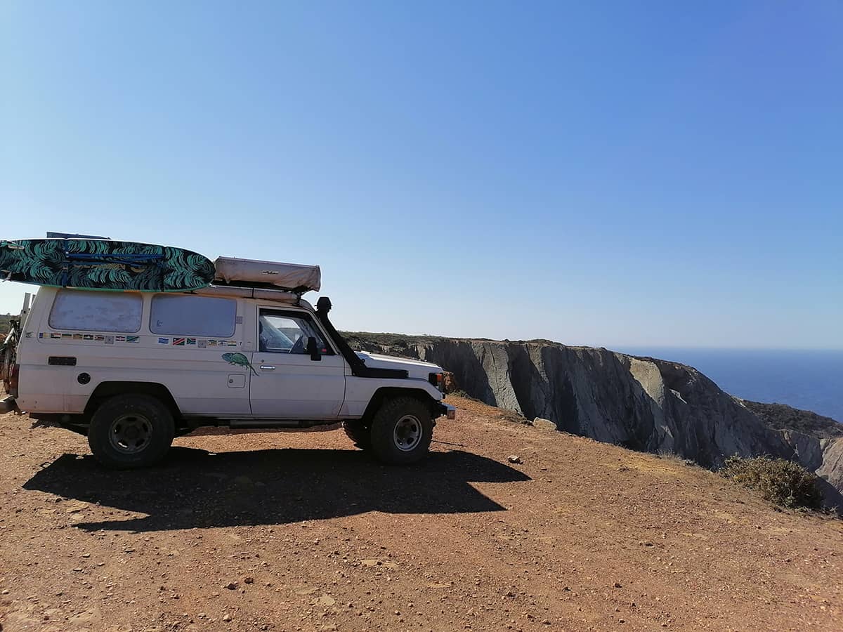 Toyota auf der Reise allein