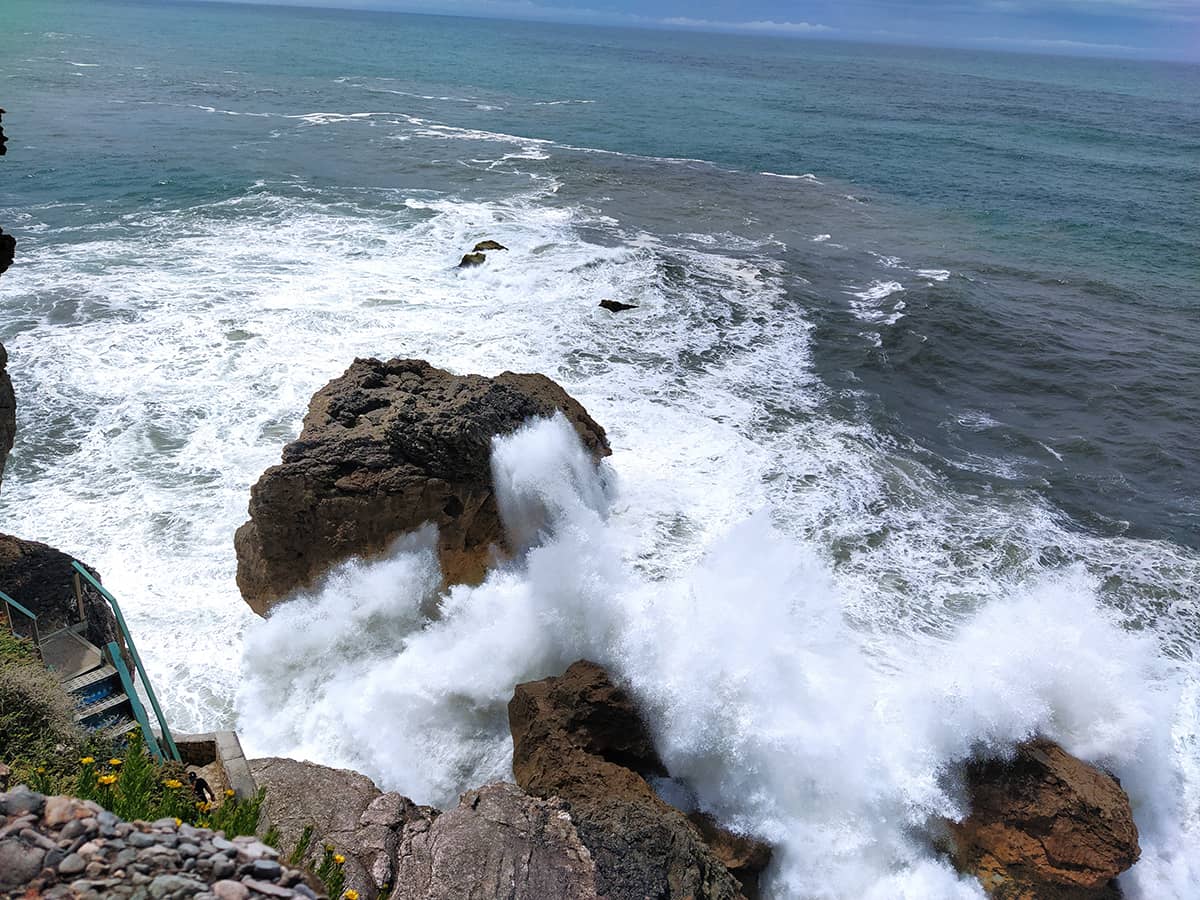 Wellen am North Beach in Nazaré in Portugal