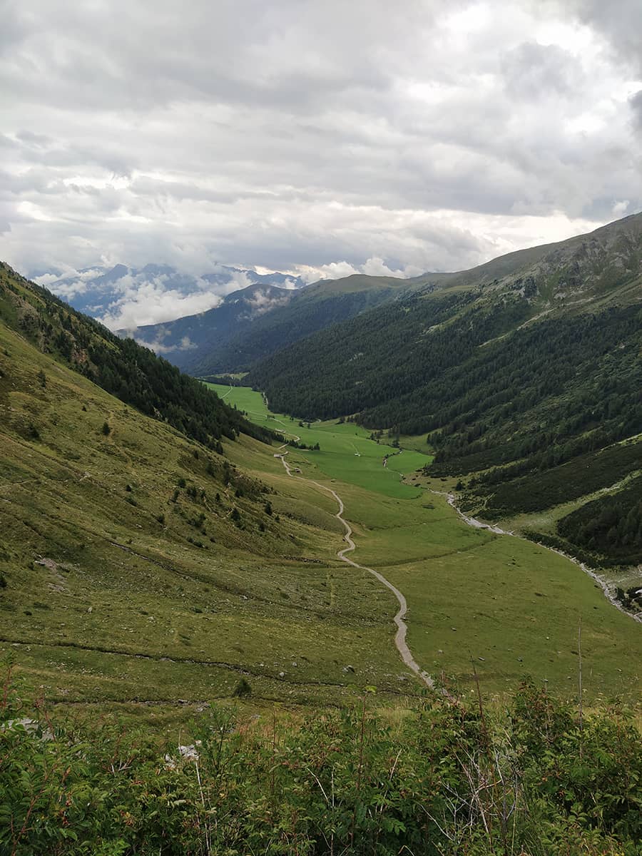Wandern bei Regen - Blick auf die Berge