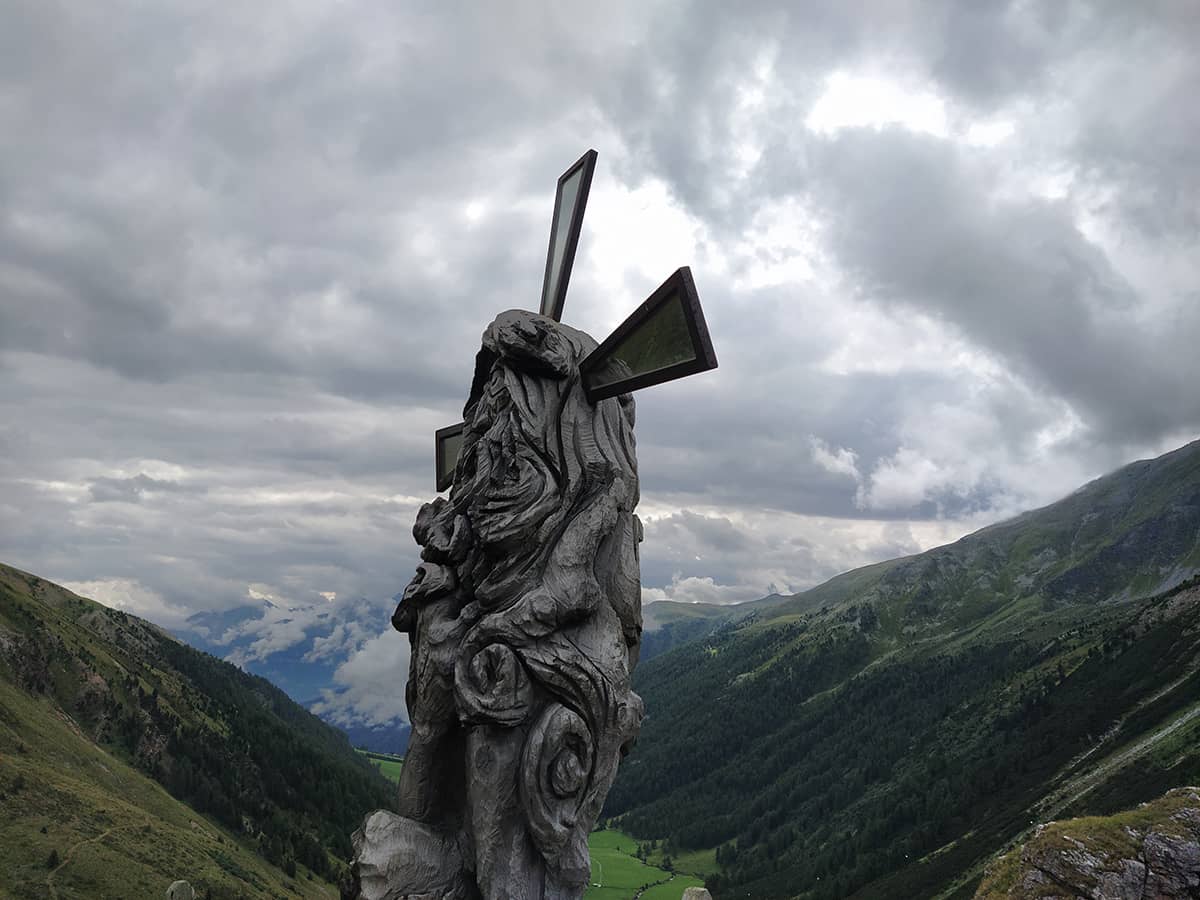 Statue beim Wandern bei schlechtem Wetter