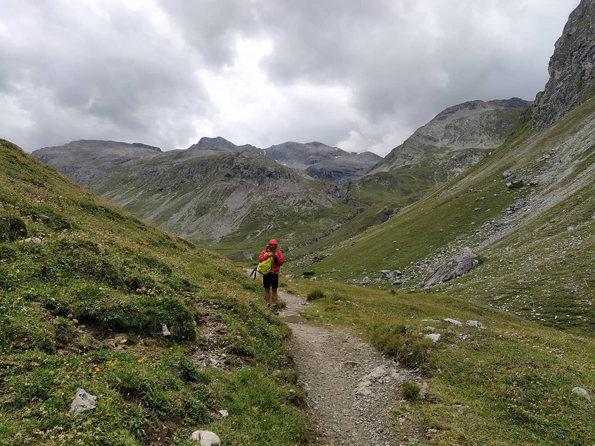 Mila mit Regenjacke beim Wandern bei schlechtem Wetter
