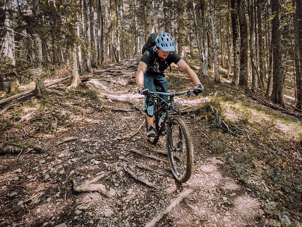 Mila mit Mountainbike auf der Radtour