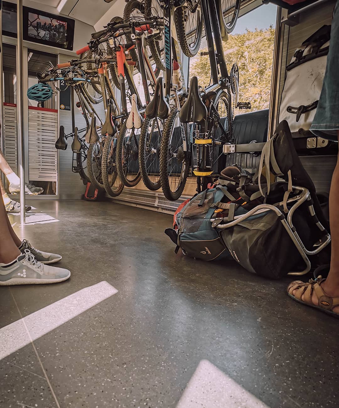 Vorbereitung einer Radreise - Räder in der Bahn