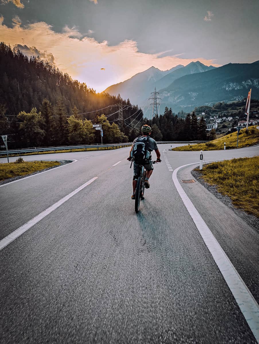 Radreise planen - Mila beim Rad fahren