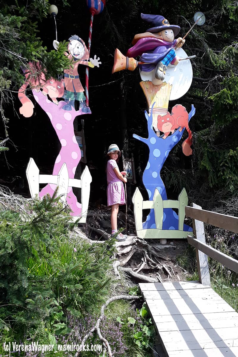 Hexenweg Fiss - Kind mit Hexenskulptur