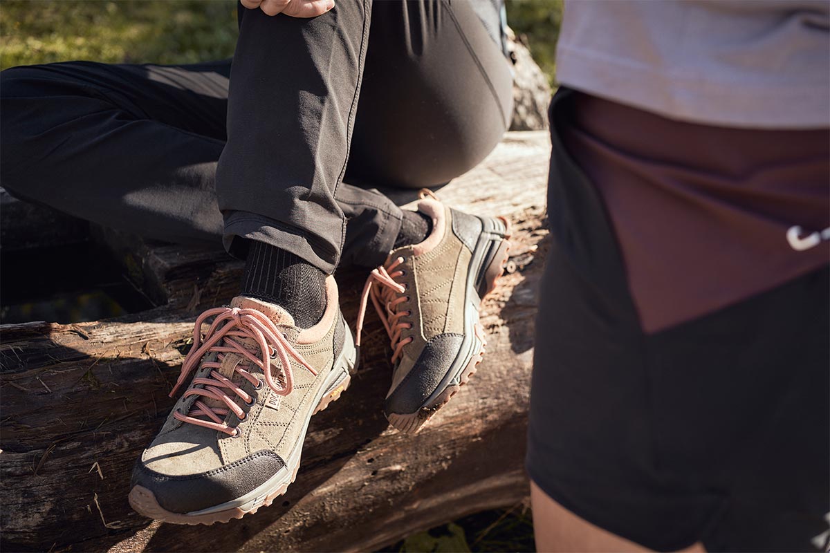 Wanderschuhe für Damen in der Farbe khaki mit Kork und Wolle