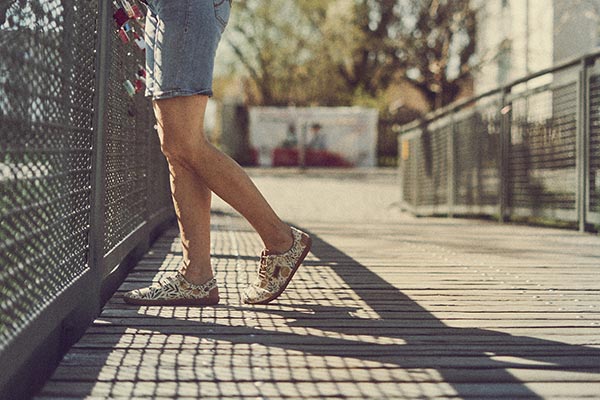 frau trägt barfußschuhe mit blumen muster