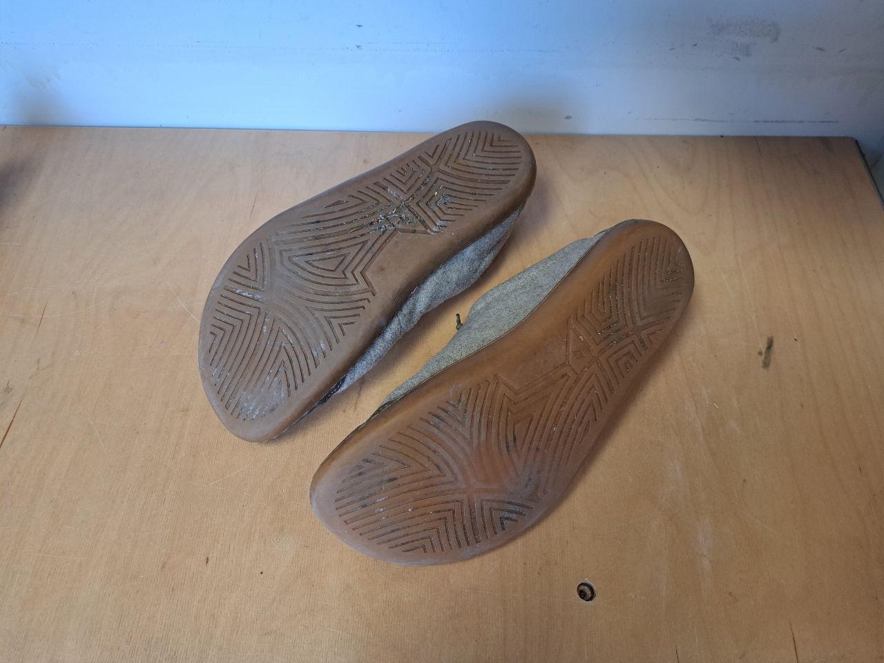 getragener barfußschuh vor der neubesohlung