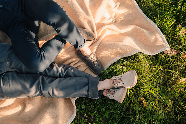 _DSC1676 barfußschuhe aus wolle auf einer decke