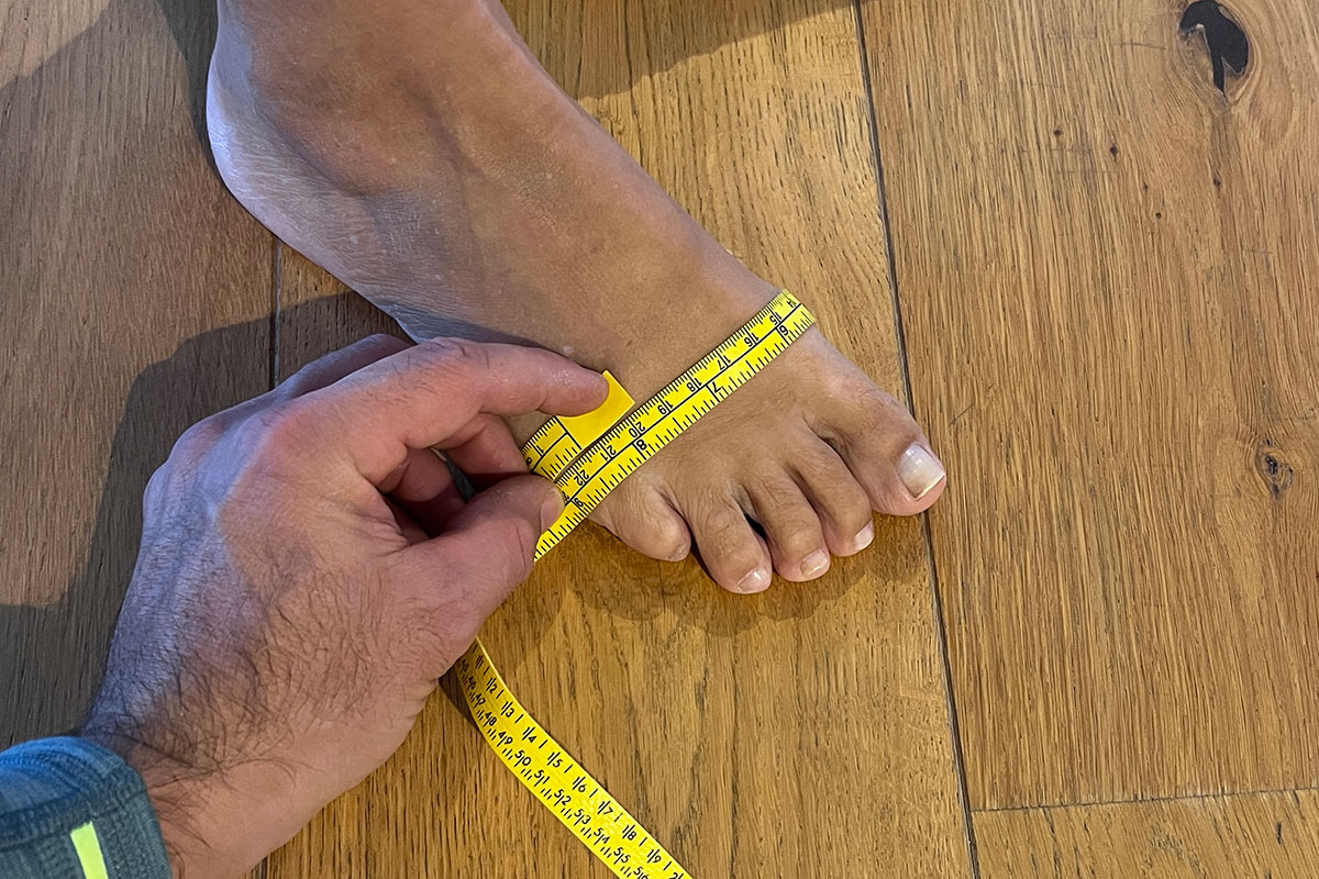 schmaler fuß wird vermessen