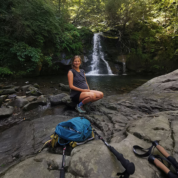 barfussschuhe-schwangerschaft-600-600 schwangere mit barfußschuhen in der natur unterwegs