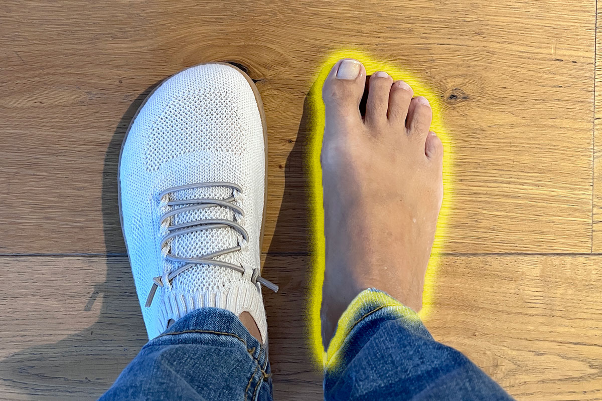 schmaler fuß und barfußschuhe auf holzboden